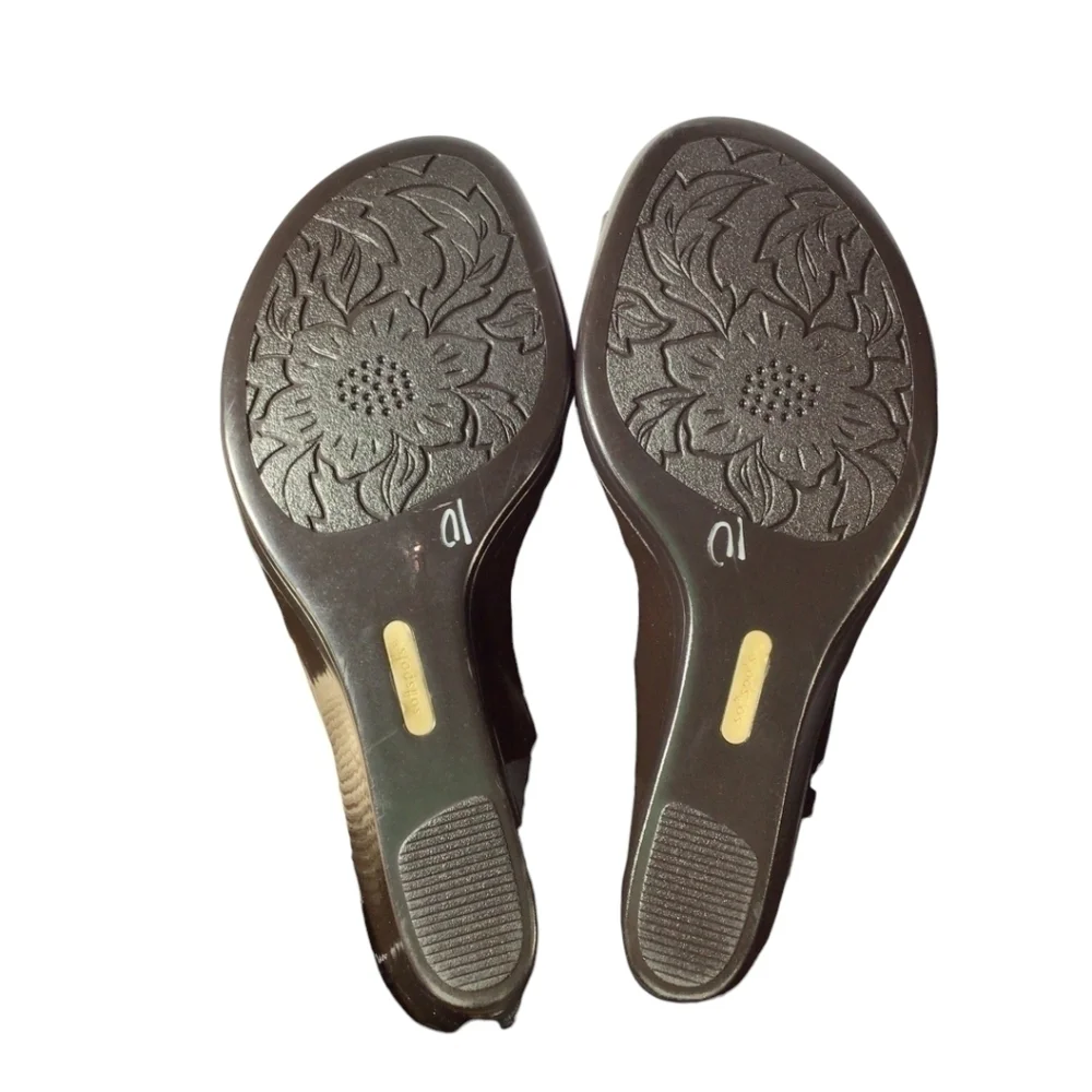 Softspots Woman's Wedge Sandals NWOB Size 9W